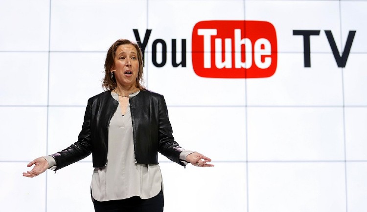 Susan Wojick apresenta o Youtube TV (Foto: Reed Saxon/AP)