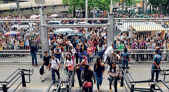 Alunos na abertura de portões em local de prova em SP | Rovena Rosa/Abril