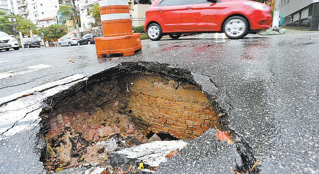 Crateras separadas por asfalto afundado na rua Castro Alves, na Aclimação | André Porto/Metro
