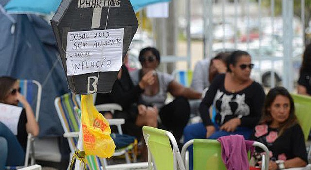 Mulheres e familiares de policiais acampadas na porta dos Batalhões da Polícia Militar (Tânia Rêgo/Agência Brasil)