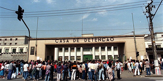 Multidão diante da Casa de Detenção, em São Paulo, no dia 2 de outubro de 1992 | Luiz Novaes/Folhapress