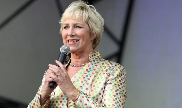 Pam Rhodes é escritora e apresentadora de um programa no canal BBC I Foto: Reprodução