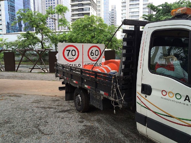 Prefeitura começou a trocar placas de velocidade da Marginal Pinheiros (Foto: Will Soares/G1)
