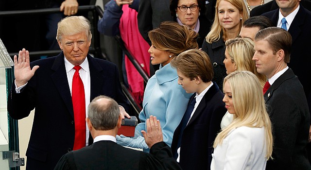 Trump durante seu juramento | REUTERS/Kevin Lamarque