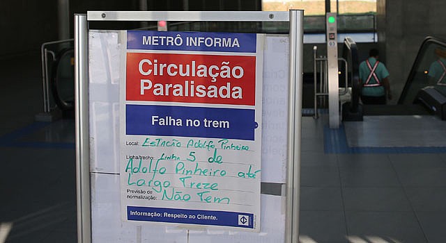 Segundo a assessoria de imprensa do metrô, não havia passageiros no momento do acidente e ninguém ficou ferido.
