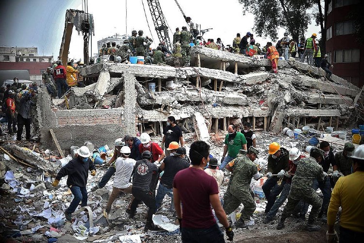 Equipes de resgate trabalham em prédio após terremoto atingir a Cidade do México. (Foto: Yuri Cortez/AFP)