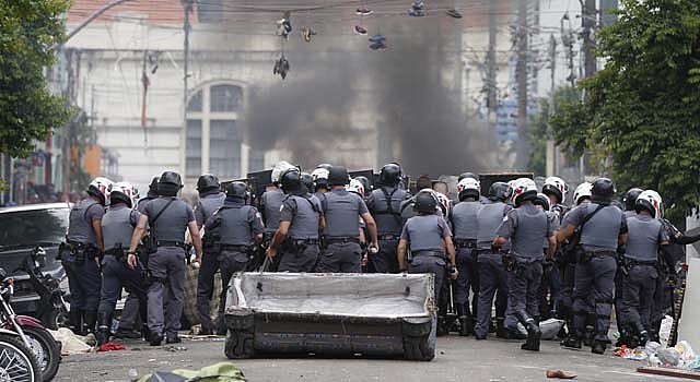 PM usou bombas de gás | Danilo Verpa/Folhapress