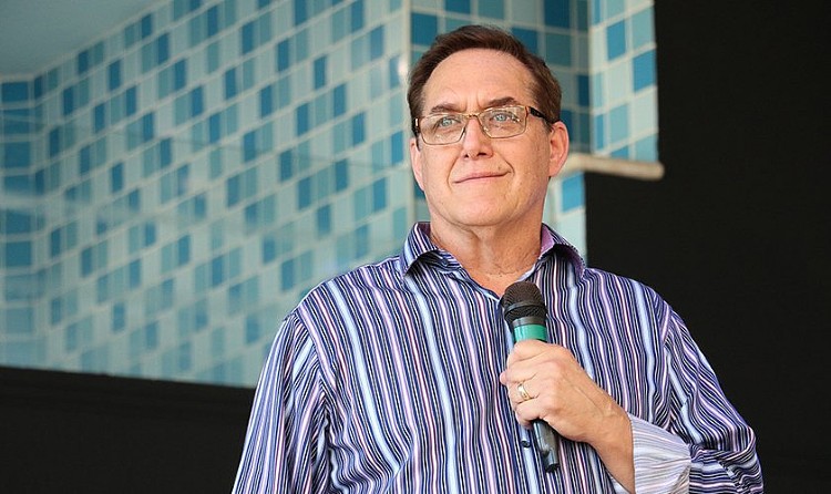 Pastor Blaine Cook durante ministração na igreja Catedral da Adoração. (Foto: Guiame/Marcos Paulo Correa)