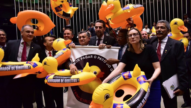 Deputados de oposição protestam contra projeto de lei da terceirizaçâo Z. RIBEIRO/CÂMARA DOS DEPUTADOS