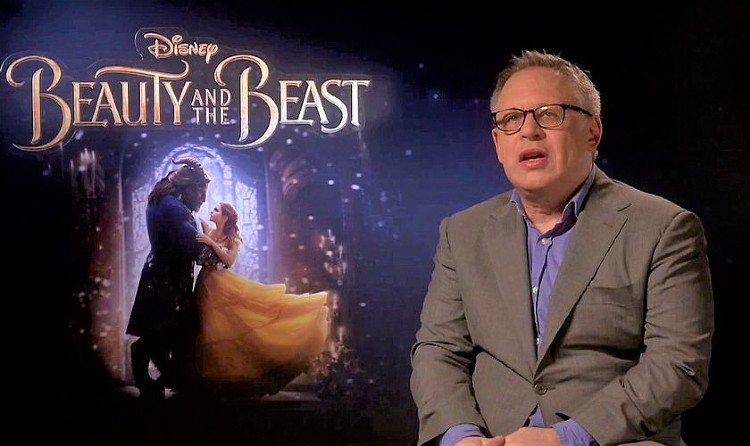 Bill Condon dando uma entrevista sobre seu novo filme 
