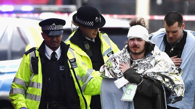 Feridos são socorridos após ataque, em Londres. TOBY MELVILLE (REUTERS) / EPV