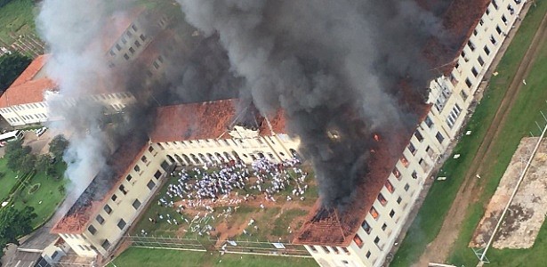 Presos colocaram fogo em colchões e fizeram agentes penitenciários de reféns
