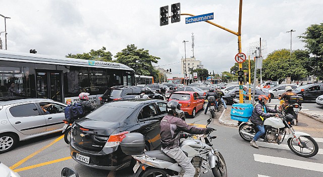 Nó provocado por farol apagado no cruzamento da Brasil com Rebouças e Henrique Schaumann | André Porto/Metro