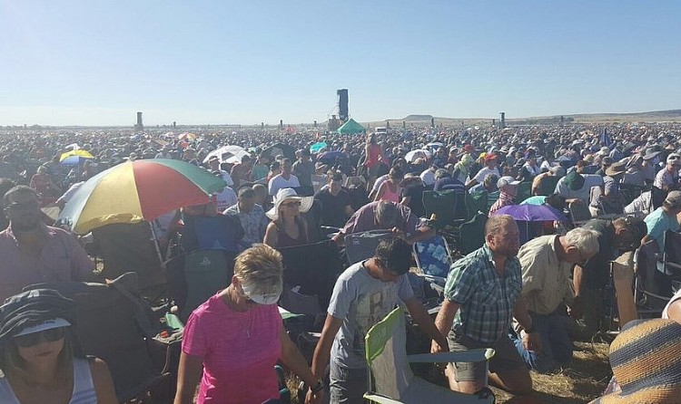 Os cristãos clamaram a Deus por paz, esperança e justiça (Foto: Angus Buchan)