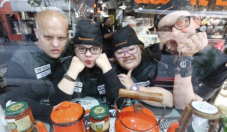 O café tem quatro funcionários com Down I Foto: André Porto/Metro