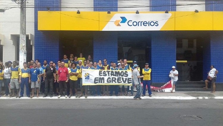 Trabalhadores dos Correios fazem ato no Centro de Maceió (Foto: Hagata Chrystie/G1)