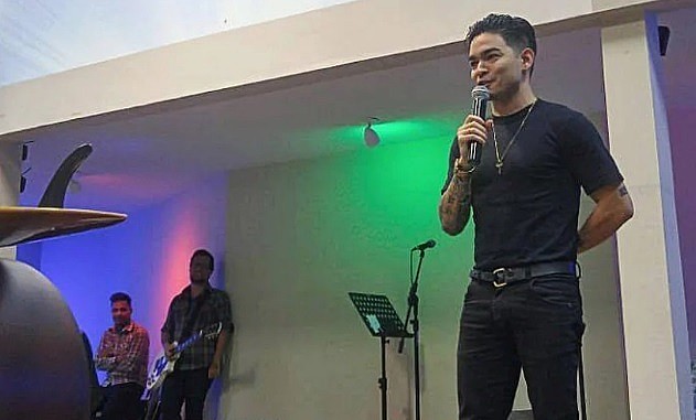 Yudi Tamashiro contando seu testemunho na Igreja Bola de Neve em Alphaville. (Foto: Reprodução/Facebook)