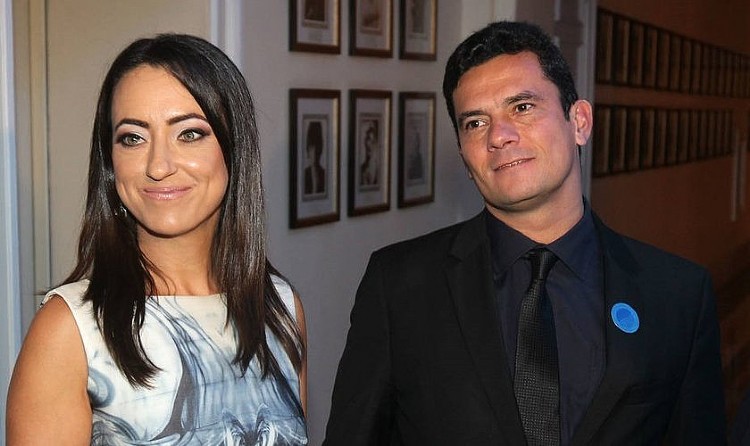 Rosangela (esquerda) ao lado do marido, Sérgio Moro (direita) (Foto: MARCOS DE PAULA/ESTADÃO)