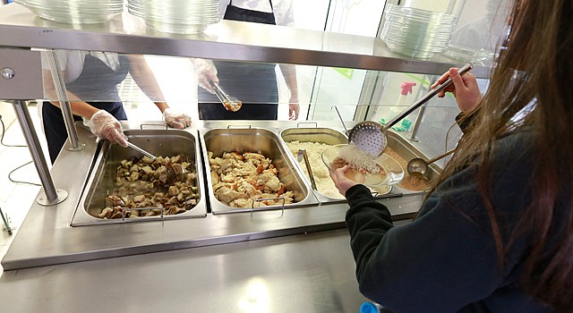 Pelo menos 700 alunos estariam comendo bolacha e suco de merenda | Robson Ventura/Folhapress