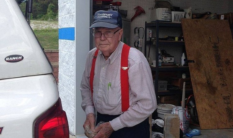 Johnny Jennings começou a recolher papeis para reciclagem há mais de 30 anos I Foto: Reprodução Facebook