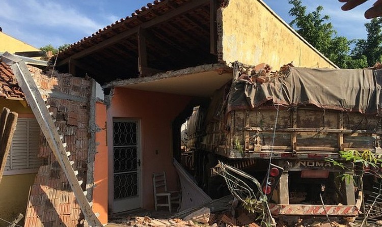 Carreta invadiu residência em Presidente Prudente, no interior de SP I Foto: Valmir Custódio/G1
