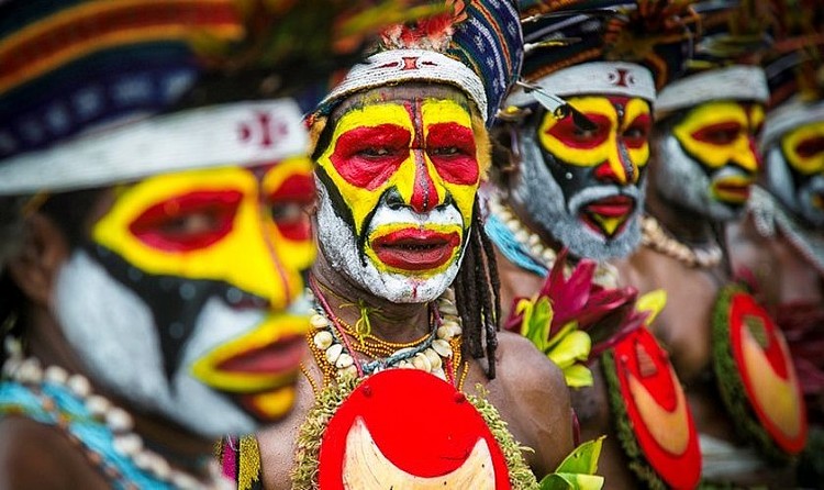 Moradores de Papua Nova Guiné costumam se pintar para guerras e rituais. (Foto: Portal Photos - Fábio Elias)