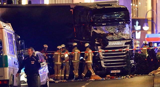 Caminhão invadiu um mercado de Natal em Berlim | Fabrizio Bensch/Reuters