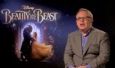 Bill Condon dando uma entrevista sobre seu novo filme 