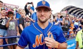 Tim Tebow em momentos antes de jogo em Port St. Lucie, na Flórida. (Foto: Richard Graulich/The Palm Beach Post)